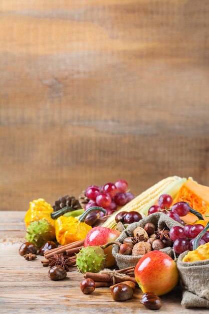 Fondo de cosecha de otoño otoño con maíz de castaña de manzana de calabaza