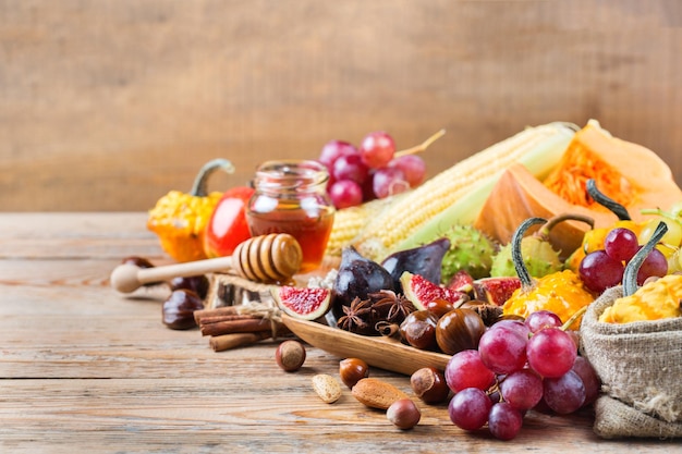 Fondo de cosecha de otoño otoño con maíz de castaña de manzana de calabaza