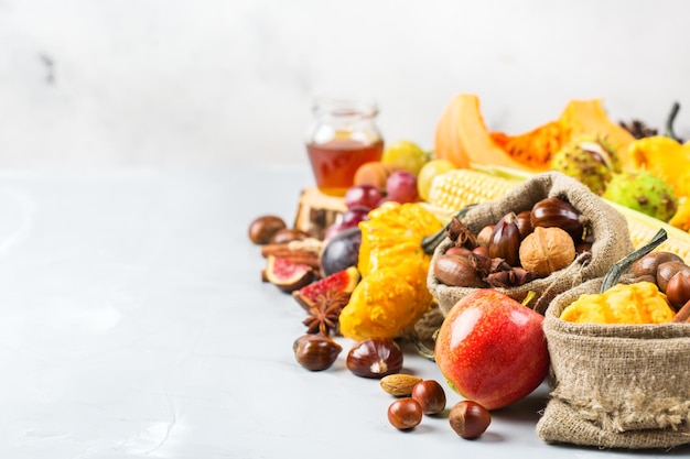 Fondo de cosecha de otoño otoño con maíz de castaña de manzana de calabaza