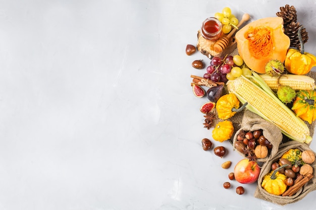 Fondo de cosecha de otoño otoño con maíz de castaña de manzana de calabaza