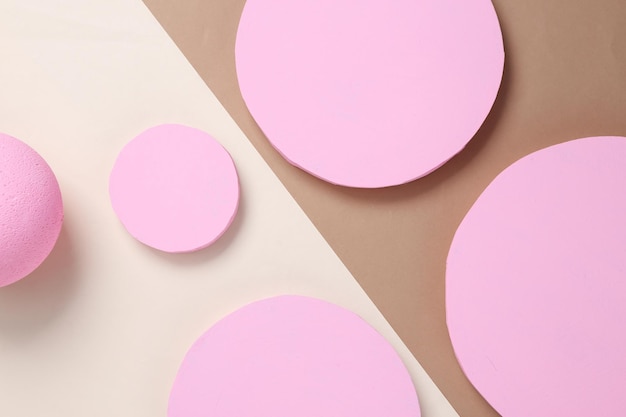 Fondo creativo de círculos rosas y bolas sobre fondo marrón beige Fondo abstracto Endecha plana