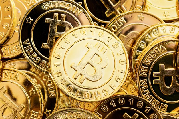 Fondo de criptomoneda Bitcoin Un montón de moneda digital bitcoin dorada