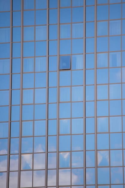 Fondo de cristal. fondo del edificio de oficinas. concepto de vida moderna. el cielo se refleja en el cristal del espejo. bienes raíces. diseño de arquitectura moderna. descubrir nuevas oportunidades. centro de negocios. venta y alquiler.