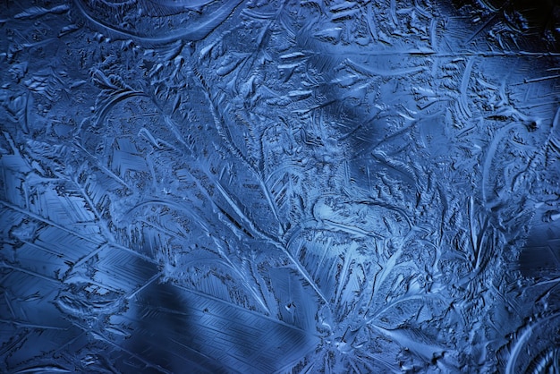 fondo de cristal de hielo azul, textura abstracta de la superficie del hielo en el cristal, agua de temporada congelada