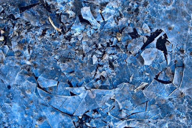 fondo de cristal de hielo azul, textura abstracta de la superficie del hielo en el cristal, agua de temporada congelada