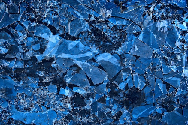 fondo de cristal de hielo azul, textura abstracta de la superficie del hielo en el cristal, agua de temporada congelada