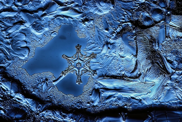 fondo de cristal de hielo azul, textura abstracta de la superficie del hielo en el cristal, agua de temporada congelada