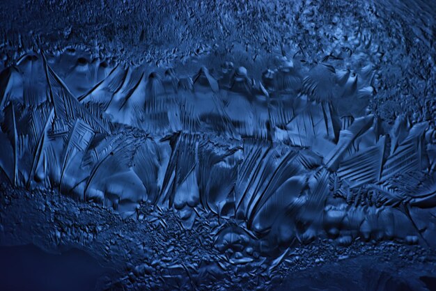 fondo de cristal de hielo azul, textura abstracta de la superficie del hielo en el cristal, agua de temporada congelada