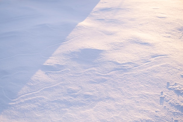 Fondo cubierto de nieve a la luz del atardecer