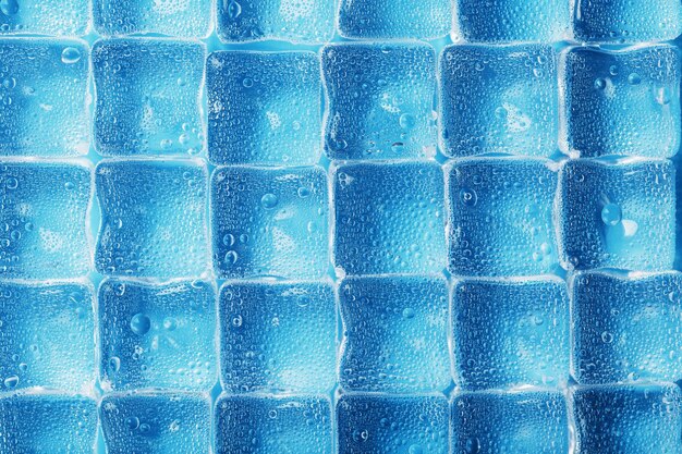 Fondo de cubitos de hielo con gotas en color azul en pantalla completa