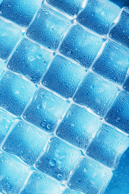 Fondo de cubitos de hielo con gotas en color azul
