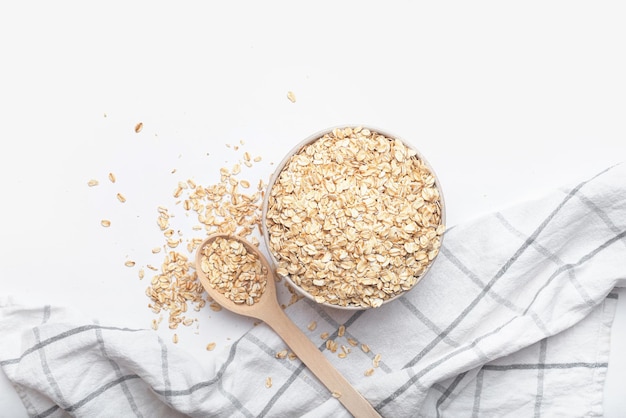 fondo culinario con avena en un plato y una cuchara de madera