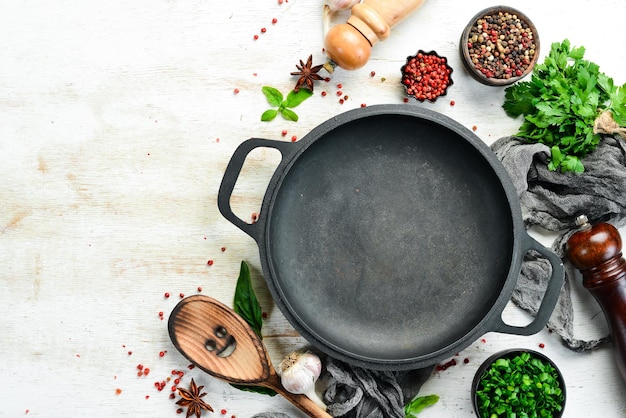 Fondo culinario blanco con especias y hierbas sobre la mesa Vista superior Espacio libre para el texto