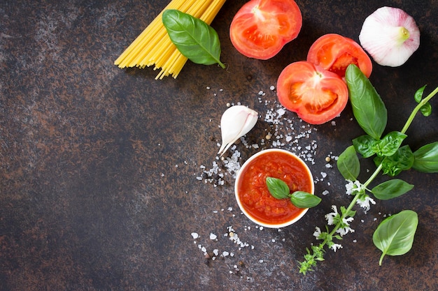 Fondo culinario para cocinar pasta salsa de tomate hierbas frescas y especias Copiar espacio