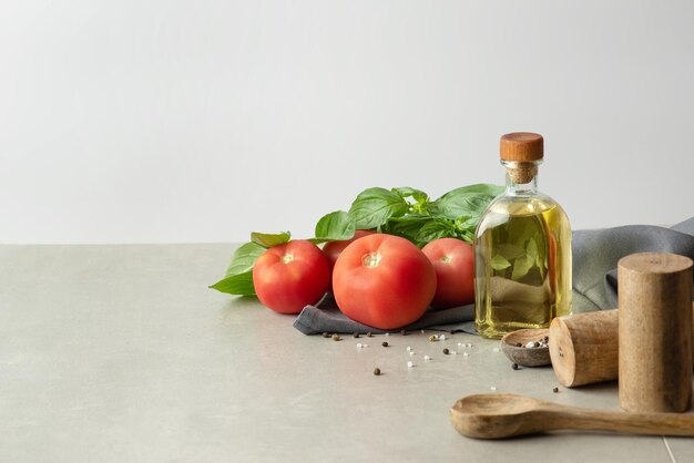 Fondo culinario con especias de aceite vegetal y toalla Pared gris y mesa