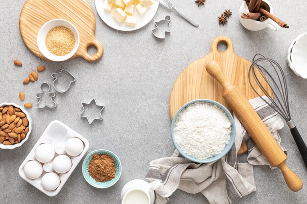 Fondo culinario navideño con ingredientes para hornear copia espacio para texto vista de arriba hacia abajo