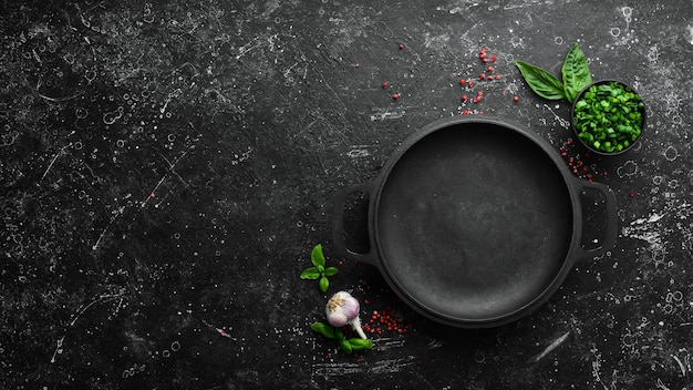 Fondo culinario negro con especias y verduras en la mesa Vista superior Espacio libre para su texto