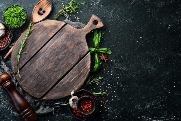 Fondo culinario de piedra negra con verduras y especias Vista superior Estilo rústico