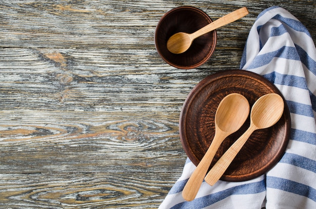 Fondo culinario con utensilios de cocina rústica en mesa de madera vintage.