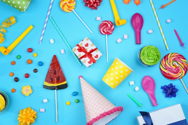 Foto fondo de cumpleaños brillante con dulces y decoraciones