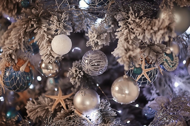 Fondo de decoración de Año Nuevo / Fondo de Navidad hermoso borroso, juguetes en abeto de Navidad decorado