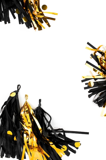 Fondo de decoración festiva abstracta en negro y oro. Endecha plana. Concepto de vacaciones