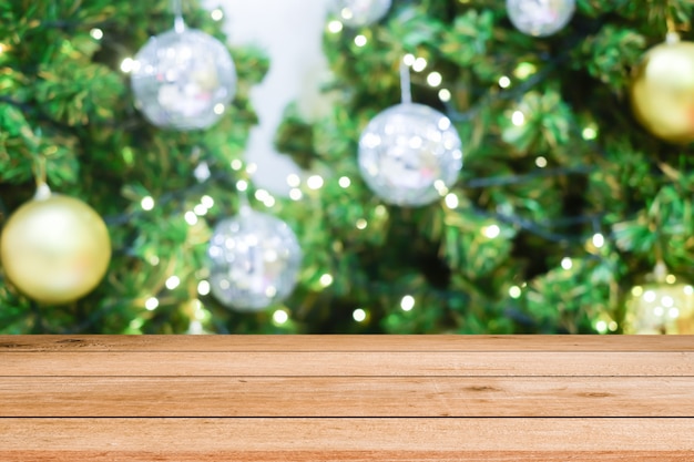 Fondo de las decoraciones de las celebraciones de Navidad con tablón de madera