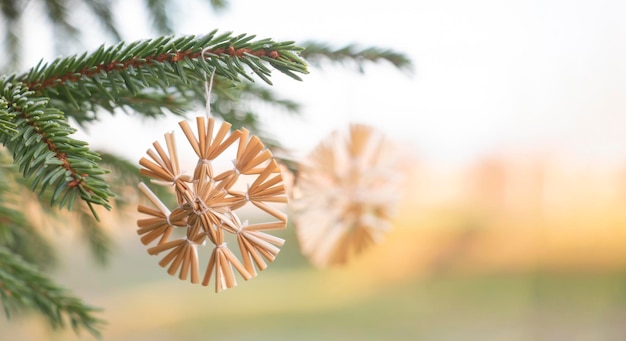 Fondo de decoraciones de Navidad o año nuevo ramas de abeto tendencia de decoraciones de árboles de Navidad de paja