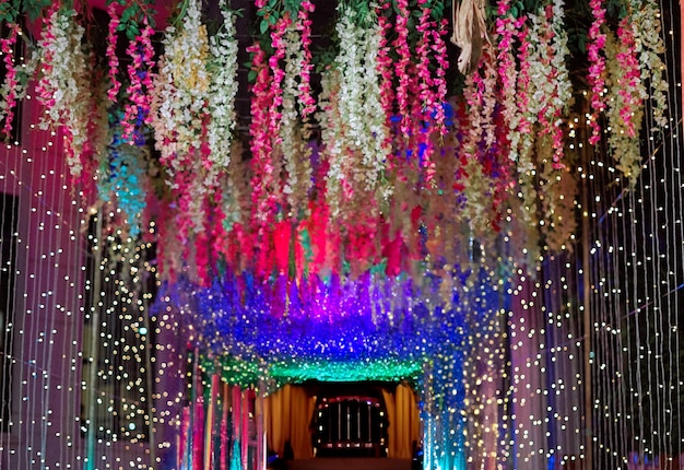 El fondo decorado al aire libre en la boda