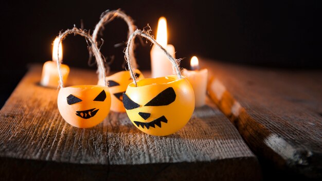 Foto fondo decorativo para halloween, fantasmas blancos con calabazas