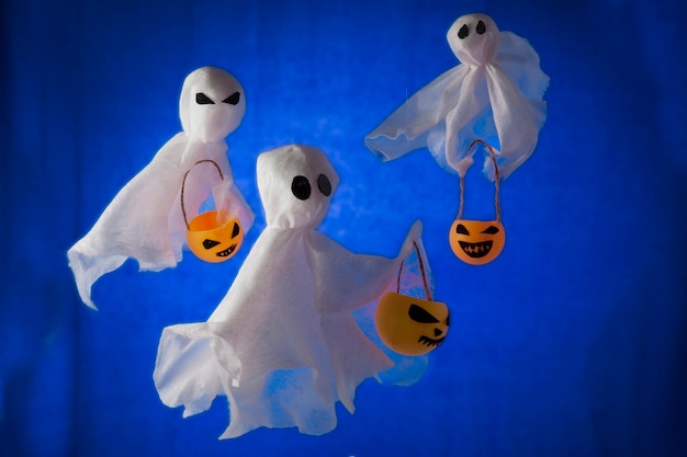 Fondo decorativo para Halloween, fantasmas blancos con calabazas