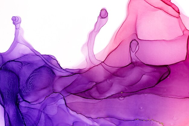 Fondo degradado rosa y violeta acuarela abstracta con gotas de tinta dorada