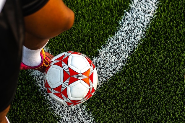 Fondo de deporte de fútbol fútbol balón de fútbol y jugador de fútbol con una pelota en un campo de fútbol