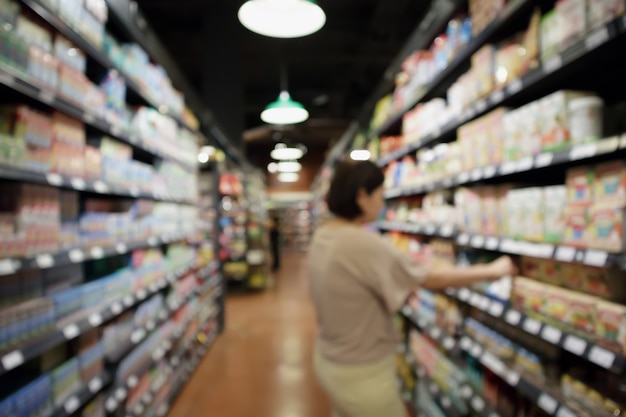 Fondo desenfocado abstracto del pasillo del supermercado de la falta de definición