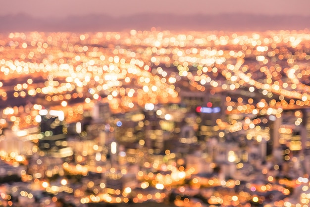 Fondo desenfocado del horizonte de Ciudad del Cabo desde Signal Hill después del atardecer