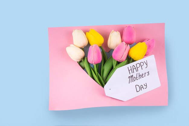 Fondo del día de la madre con caja de regalos de flores y etiqueta de Feliz Día de la Madre