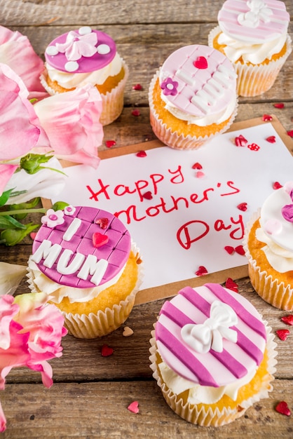 Fondo del día de las madres felices con cupcakes