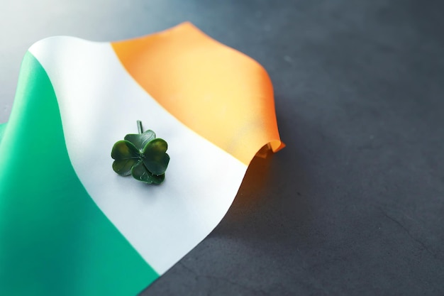 Fondo del día de san patricio con bandera de irlanda. Fiesta cristiana religiosa. Símbolo de trébol de cuatro hojas de buena suerte.