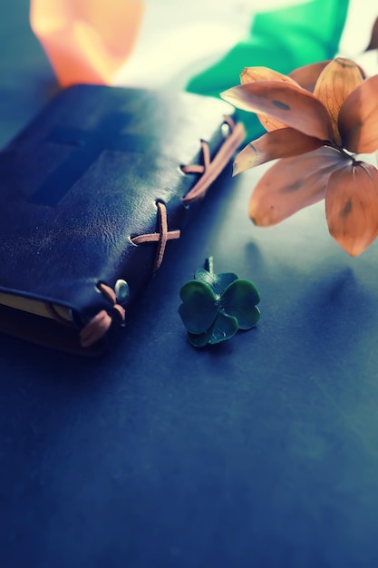 Fondo del día de San Patricio Símbolo de trébol de cuatro hojas de buena suerte Celebración religiosa cristiana irlandesa