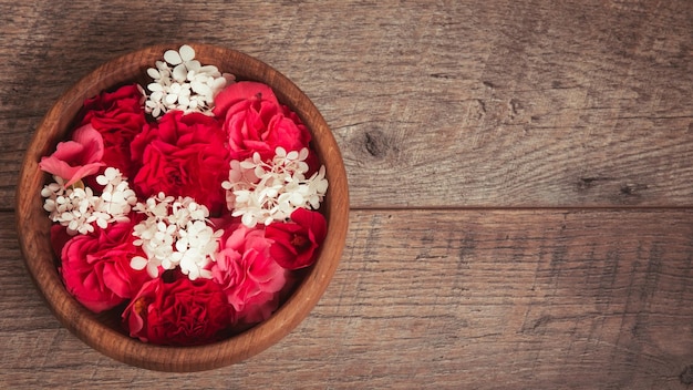 Fondo del día de San Valentín Ajuste de lugar de la mesa del día de San Valentín Mesa de madera con espacio de copia