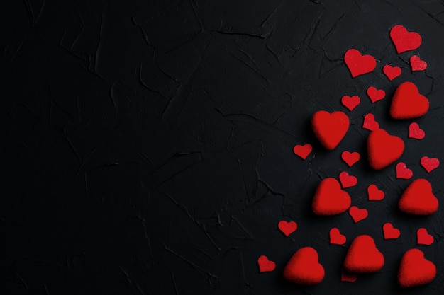 Fondo del día de San Valentín Banner negro con corazones rojos Lugar para el texto