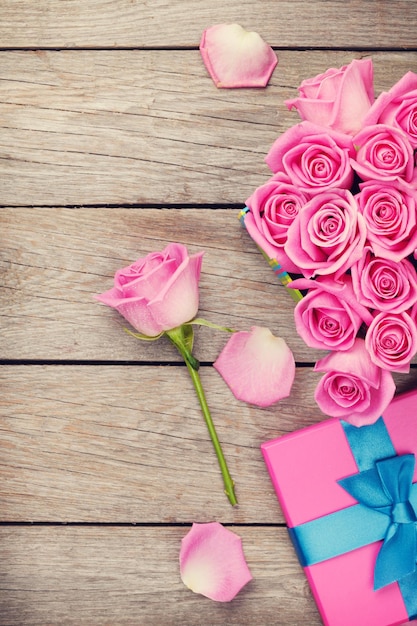 Fondo del día de San Valentín con caja de regalo llena de rosas rosadas