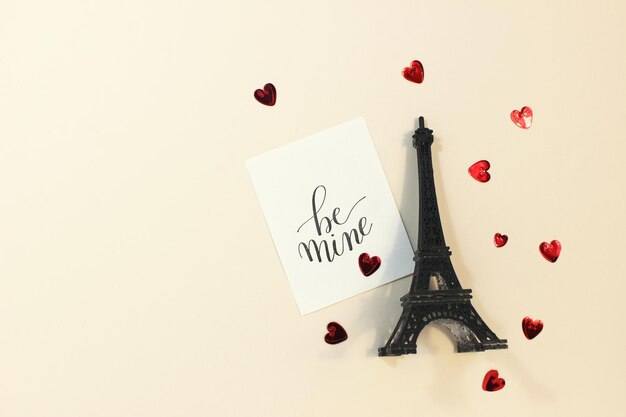 Fondo del día de San Valentín Carta de amor romántica para el concepto del día de San Valentín Torre Eiffel Espacio de copia de vista superior endecha plana