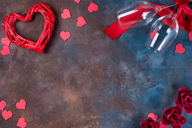 Fondo del día de San Valentín con corazones hechos a mano, gafas y caja de regalo.