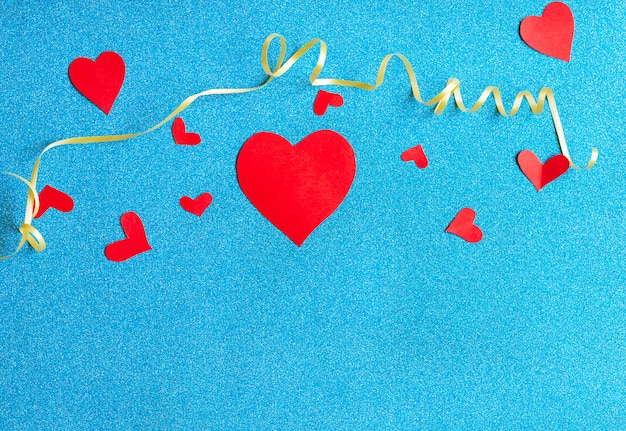 Fondo del día de San Valentín con corazones rojos sobre fondo azul.
