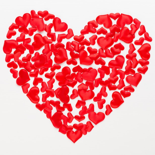 Fondo del día de San Valentín corazones rojos sobre fondo blanco de madera.
