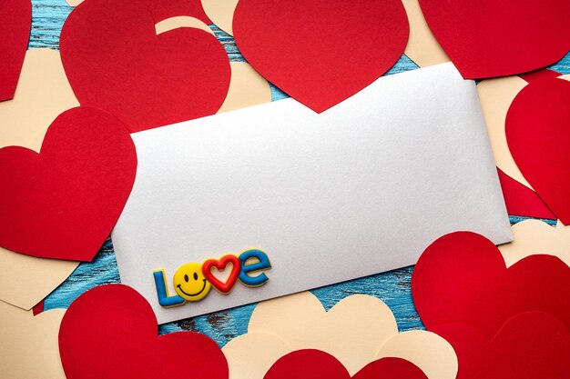 Fondo del día de san valentín decorado con corazones rojos y espacio de copia de tarjeta de amor