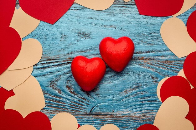 Fondo del día de san valentín decorado con espacio de corazones rojos