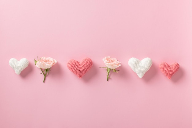 Fondo del Día de San Valentín Diseño de banner con rosas y corazones sobre un fondo rosa claro con un espacio para texto Minimalismo es amor romance