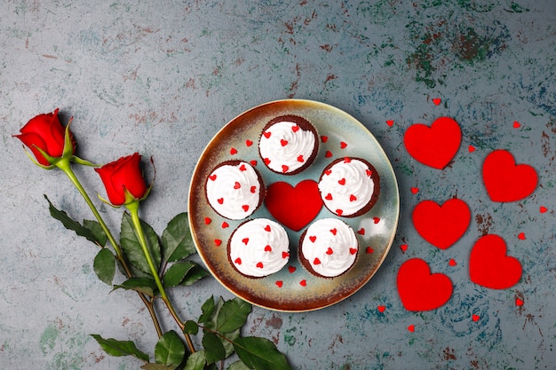 Fondo del día de San Valentín, pastelitos de chocolate con caramelos en forma de corazón, vista superior